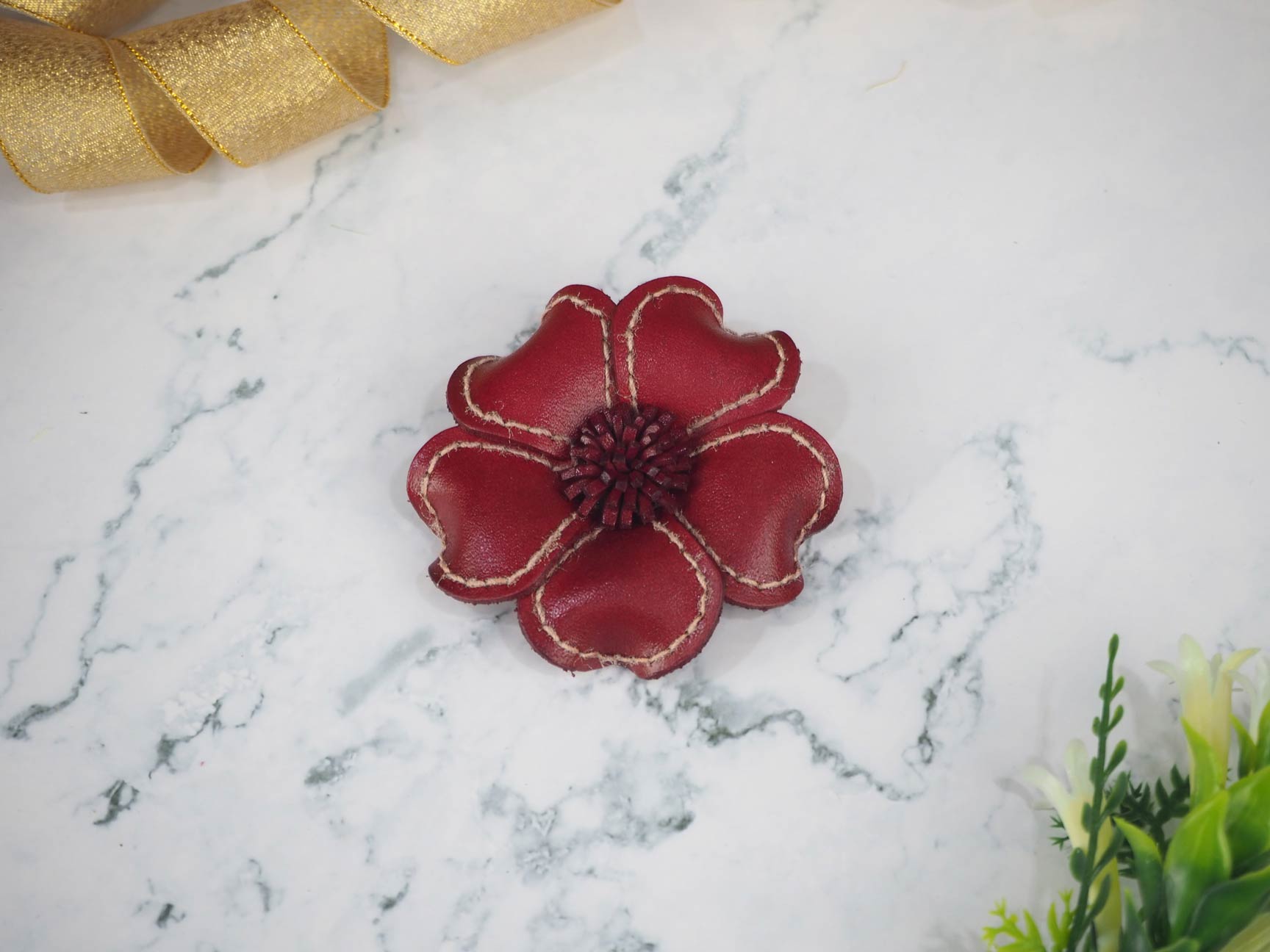 タイ / CHICO 革フラワー 花チャーム ブローチタイプ ホワイト(S