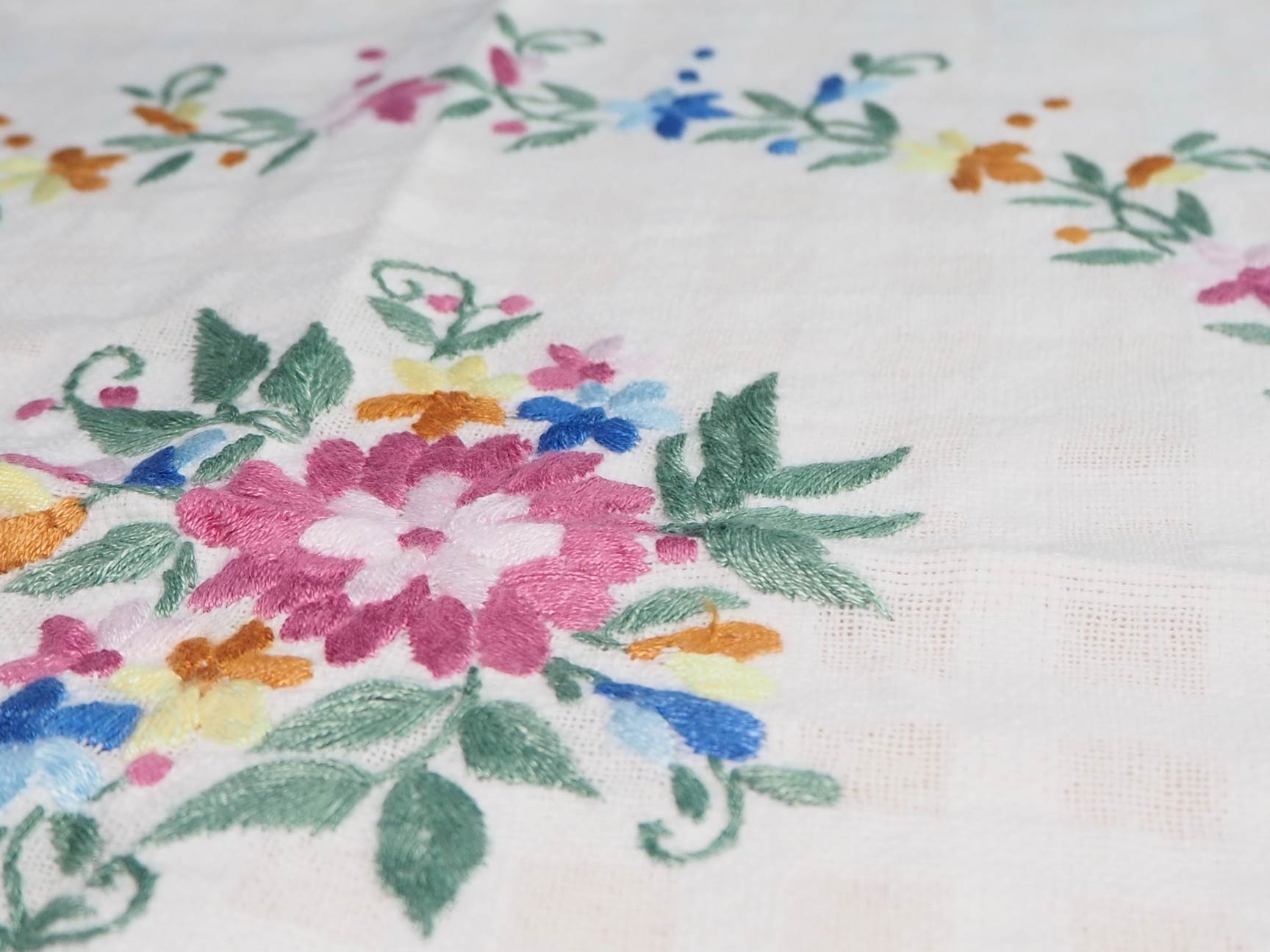 花柄刺繍　 大判テーブルクロス 花柄プリント テーブルクロス 約130×170cm [Belle Heure]｜インテリア